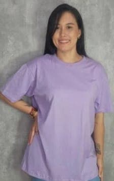 Modelo con camiseta lila silueta unisex oversized talla L