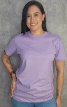 Modelo con camiseta lila silueta unisex oversized talla S