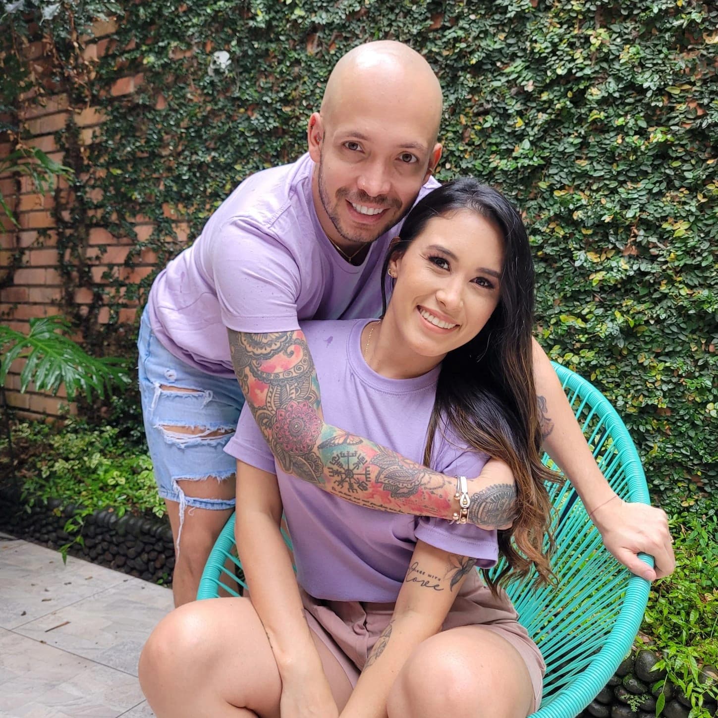 Pareja con camisetas lila en silueta unisex